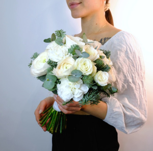 Зимний букет невесты. Ранункулюсы и кустовые розы «Зимняя история»