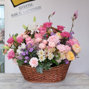 Магнолия, лилия и пионовидные розы в корзине "Царский Букет: Сокровище Цветов"