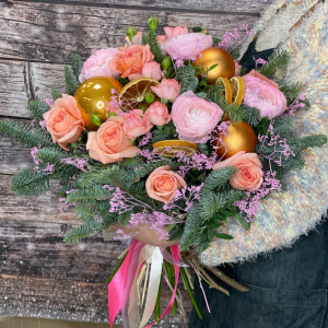 Ароматная ель нобилис и ранункулюсы в букете "Зимняя фея"