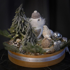 Новогодняя композиция с сувенирами в круглом ящике "Тёплая компания" (искусственная)