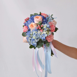 Букет невесты с голубой гортензией и персиковыми розами "Ванильное небо"