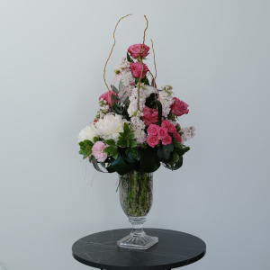 Интерьерный букет в вазе: пионы, розы и гортензия