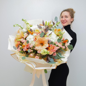 Огромный букет! Амариллисы и персиковые розы в букете "Абрикосовый рай"