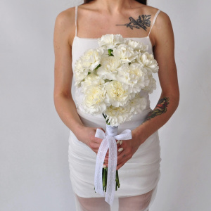 Букет невесты с божественными гвоздиками "Парижский шик"