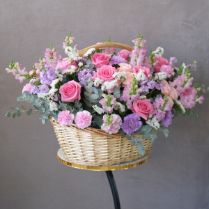 Ароматные розы и антирринум в роскошной корзине в сиреневых оттенках