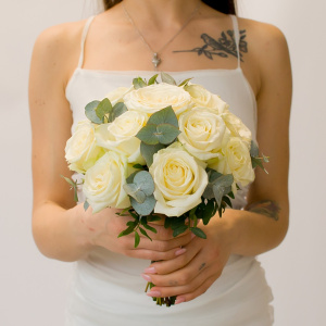 Букет невесты из белых роз с эвкалиптом