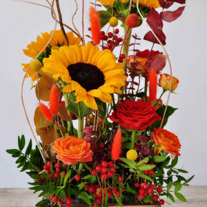 Интерьерная композиция с подсолнухами в ящике "Красочный натюрморт"