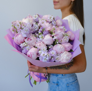 Розовые пионы и маттиола в букете "Ароматный Бум!"