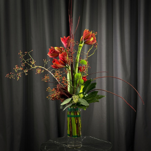 Вертикальный букет с красными амариллисами и розами. Мужской бизнес букет