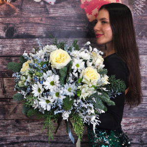 Нобилис, хризантема и пионовидные розы в букете "Узор Чудес"