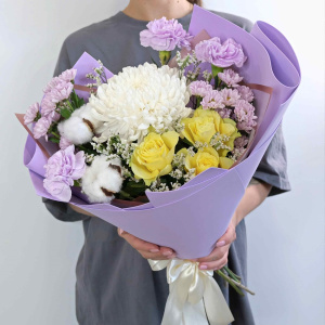 Хризантема, хлопок и розы в букете "Луч солнца золотого"