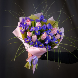 Ирисы и розовые тюльпаны в игривом букете