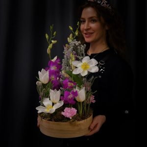 Белые тюльпаны и орхидея дендробиум в ящичке