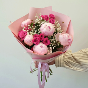 Пионы и кустовые розы в нежном букете