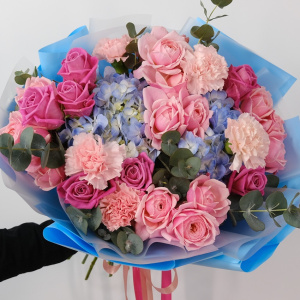 Голубые гортензии и розы в букете "Небо для тебя"