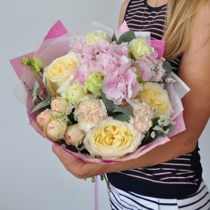 Гортензия и пионовидные розы "Облачко нежности"