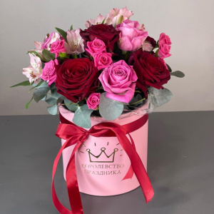 Красные розы в коробочке "Рубиновая симфония"