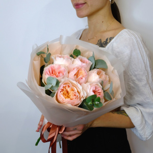 Пионовидные розы Джульетта с эвкалиптом, 7 штучек