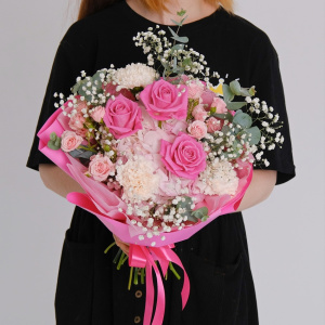 Розовая гортензия и розы в букете "Малиновый бриз"