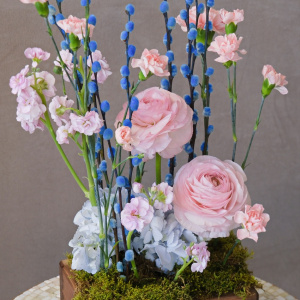  Композиция на Пасху в деревянном ящичке: голубая верба, ранункулюсы и гвоздики 