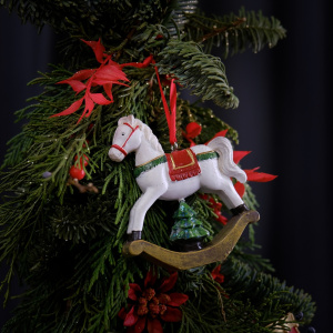 Ёлка ручной работы из нобилиса с красным декором в кашпо