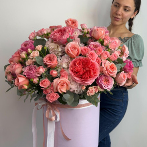 Пионовидные розы в большой коробке «Ю энд Ми»