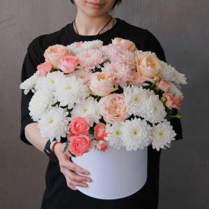 Нежные кустовые хризантемы и пионовидные розы в коробке «Сахарная вата»