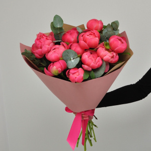 Коралловые пионы, 11 штучек с эвкалиптом