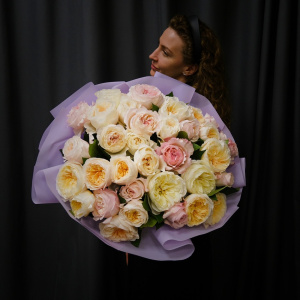 Нежные кремовые пионовидные розы, 35 штучек в букете "Цветочная акварель"