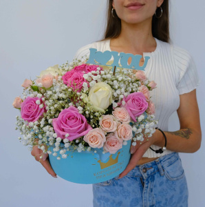 Кустовые розы и гипсофила в коробочке "Моё сердце лишь твоё"