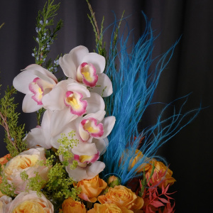 Орхидеи, голубая гортензия и пионовидные розы в стеклянной вазе