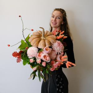 Цветы в тыкве: нежные хризантемы и пионовидные розы