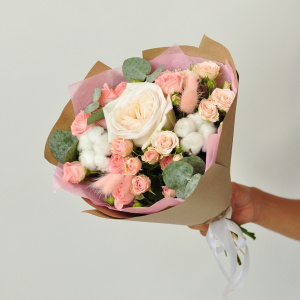 Пионовидные розы в милом букете "Нежность"