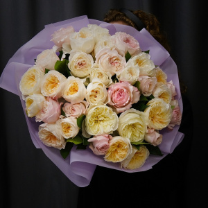 Нежные кремовые пионовидные розы, 35 штучек в букете "Цветочная акварель"