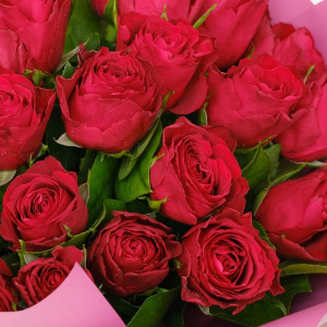25 красных роз 40 см с зеленью в букете "Саванна"