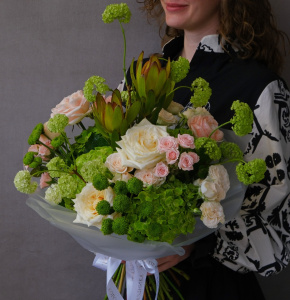 Зелёная гортензия, розы и сочный вибурнум в авторском букете "Зелёный сад"