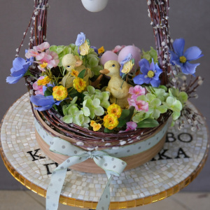  Композиция на Пасху в ящичке (искусственные цветы). Верба и пасхальные сувениры