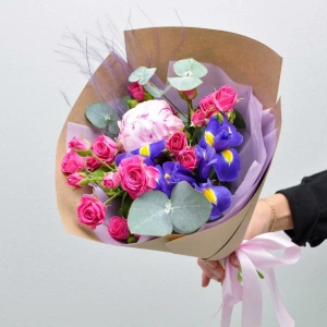 Букетик с пионом и кустовыми розами "Ярче звёзд"