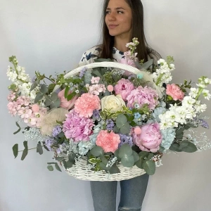 Корзина с ароматными пионами и маттиолой "Летний сад"