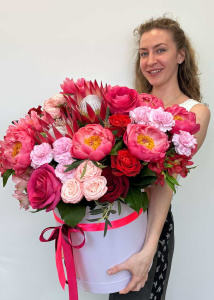 Протея, коралловые пионы и розы в большой коробке "Розовый вулкан"