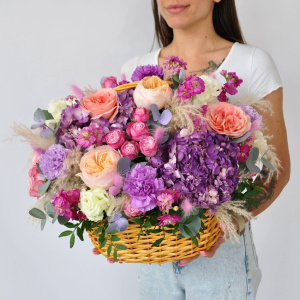 Фиолетовая гортензия и пионовидные розы в корзине "Чародейка"