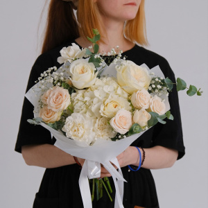 Пионовидные розы и белая гортензия в букете "Белоснежка"