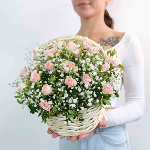 Нежные розовые кустовые розы в корзине