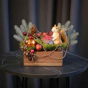 Новогодняя композиция с сувениром в ящичке "Прячьте орешки!" (искусственная)