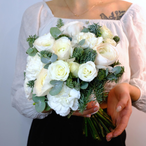 Зимний букет невесты. Ранункулюсы и кустовые розы «Зимняя история»