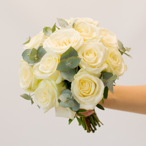 Букет невесты из белых роз с эвкалиптом