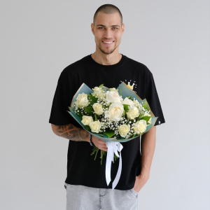 Ароматные белые розы в пышном букете с гипсофилой