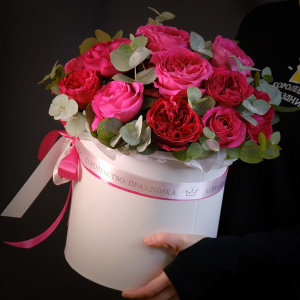 Дорогие пионовидные розы в коробке "Кармен"
