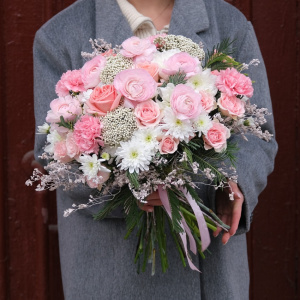 Ранункулюсы в букете "Цветочная поэзия"