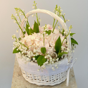 Ландыши и розовая гортензия в корзинке